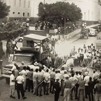 Comício antigo na praça central.jpg